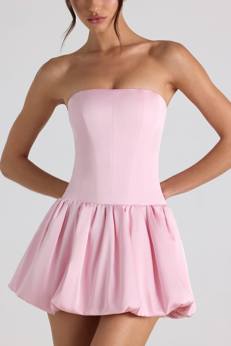 vestido curto corset com barra balonê e amarração nas costas em rosa claro