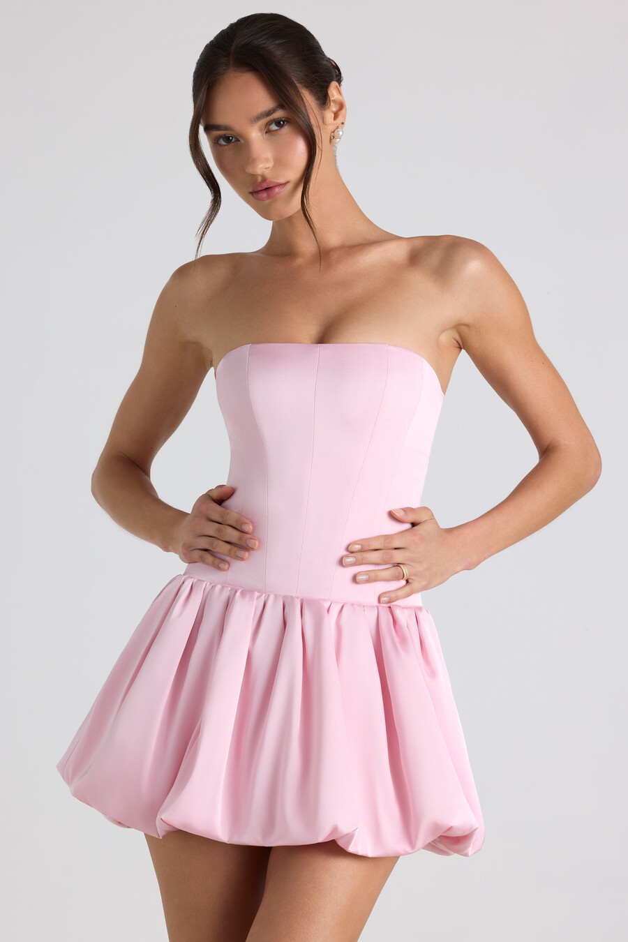 vestido curto corset com barra balonê e amarração nas costas em rosa claro