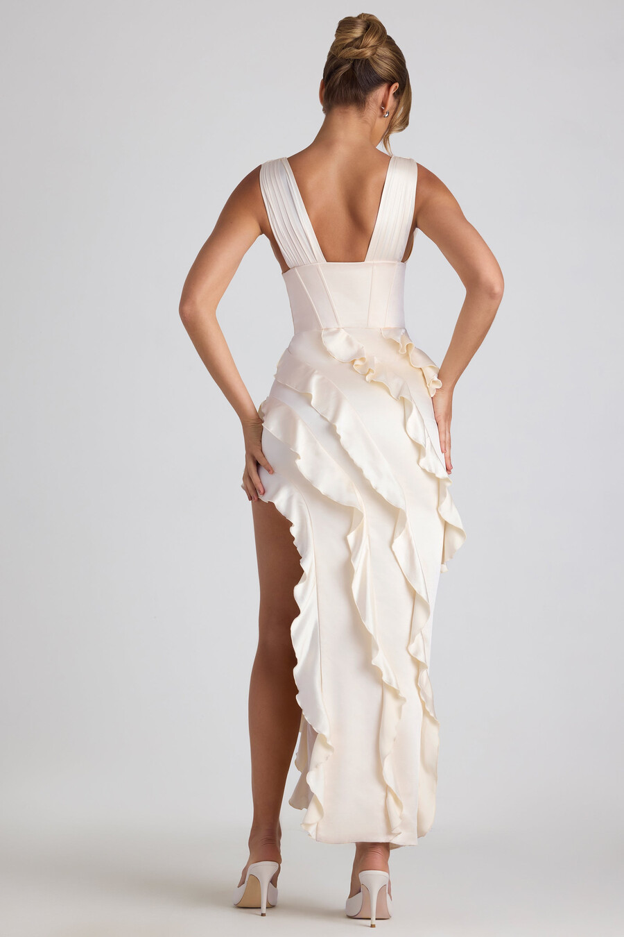 vestido longo corset com detalhes em babados na cor marfim
