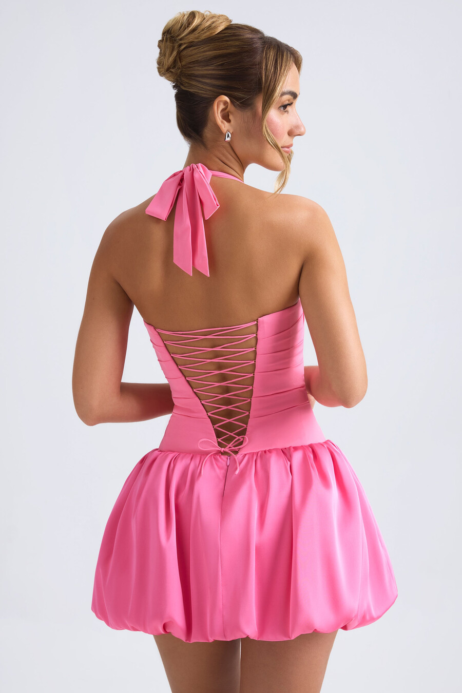 vestido micro mini com corpete amarração no pescoço e barra balonê na cor rosa choque.