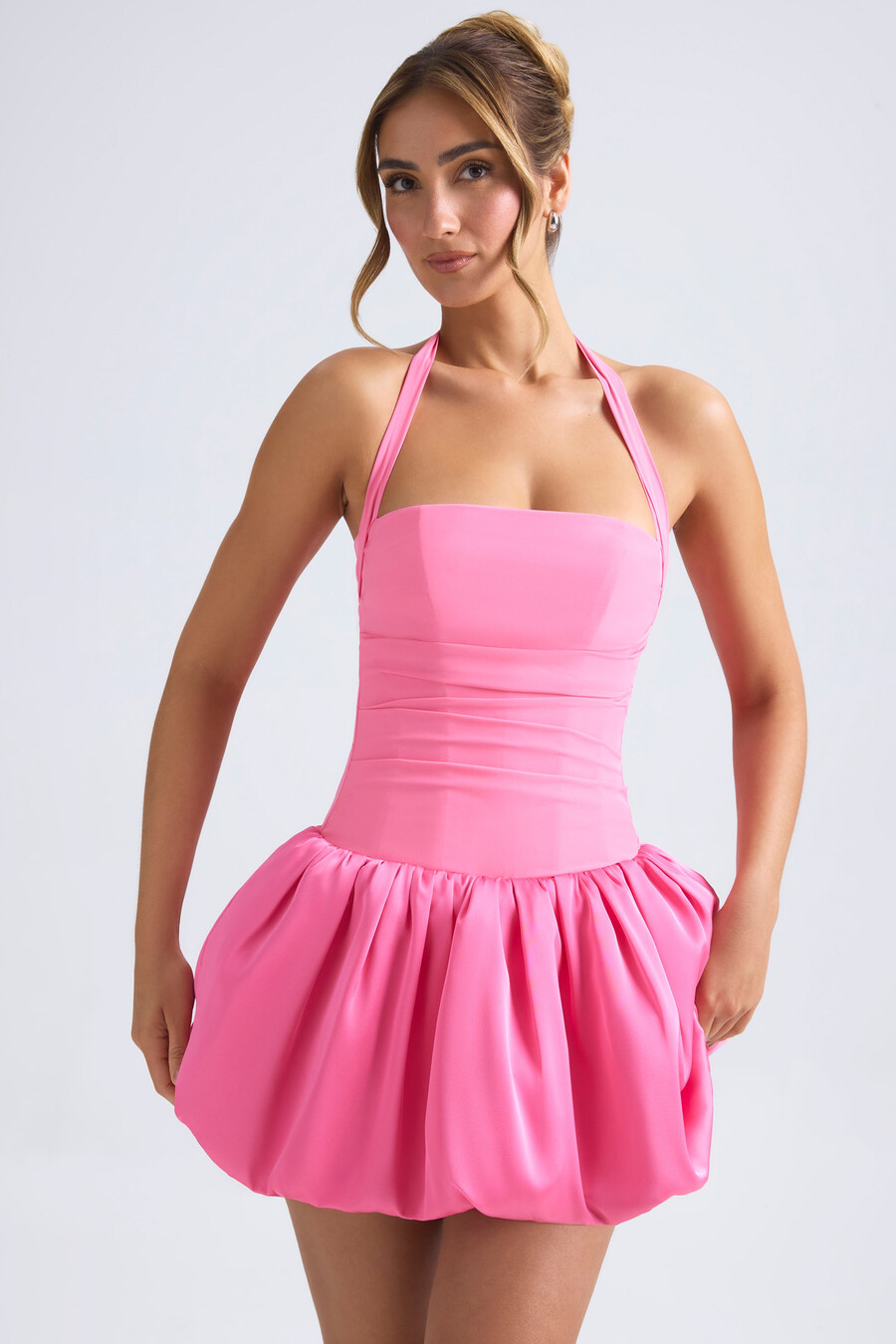 vestido micro mini com corpete amarração no pescoço e barra balonê na cor rosa choque.