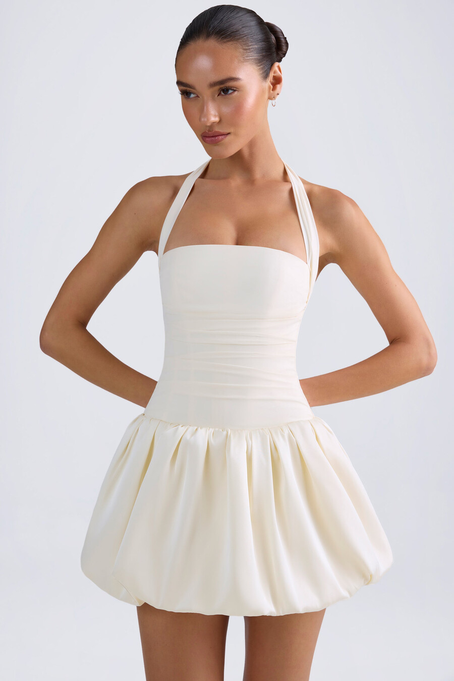 vestido micro mini com corpete amarração nas costas e barra balonê na cor marfim.
