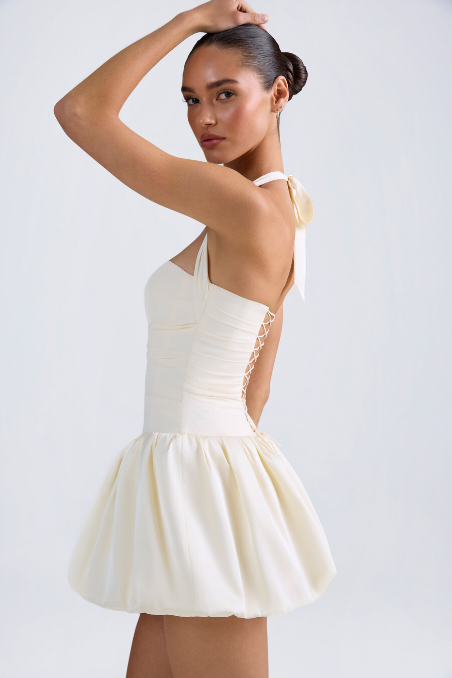 vestido micro mini com corpete amarração nas costas e barra balonê na cor marfim.