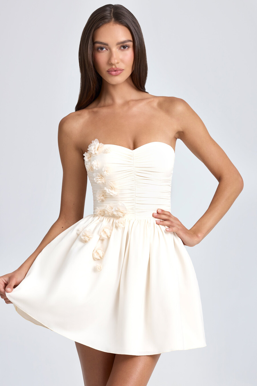 vestido curto estilo bandeau com apliques florais e corpete na cor marfim.