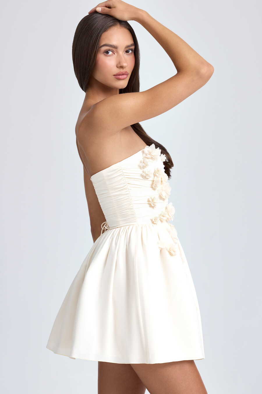 vestido curto estilo bandeau com apliques florais e corpete na cor marfim.