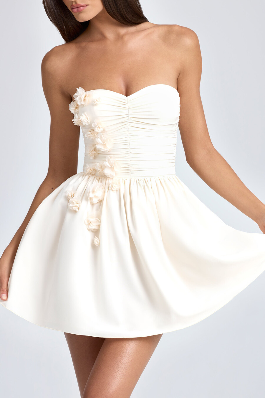 vestido curto estilo bandeau com apliques florais e corpete na cor marfim.