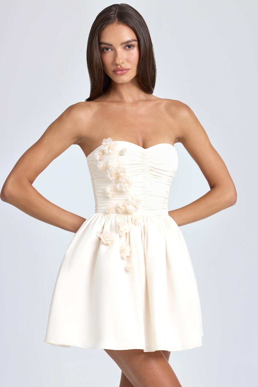 vestido curto estilo bandeau com apliques florais e corpete na cor marfim.