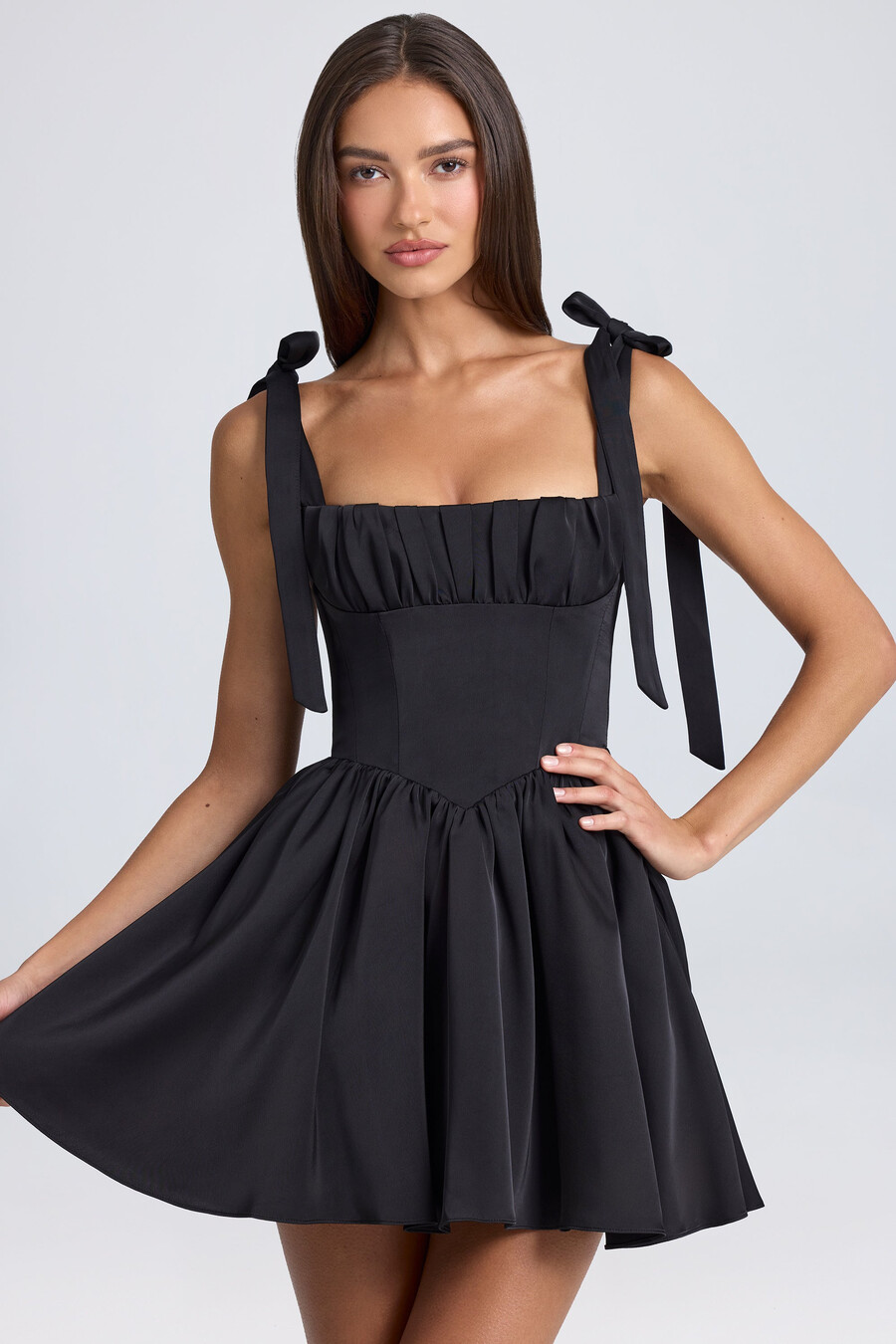 vestido curto com corpete drapeado na cor preta.