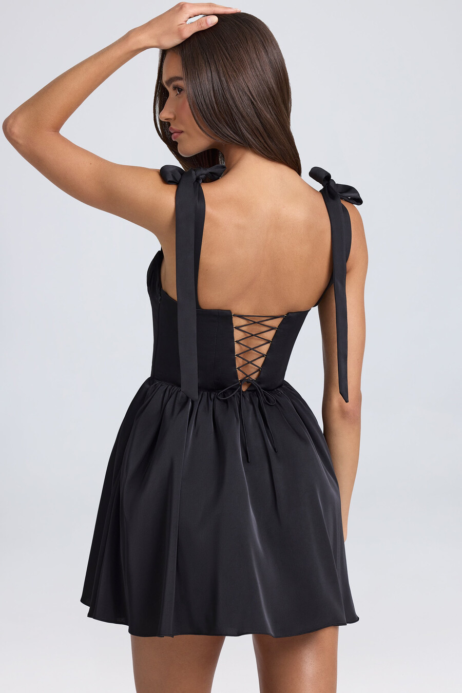vestido curto com corpete drapeado na cor preta.