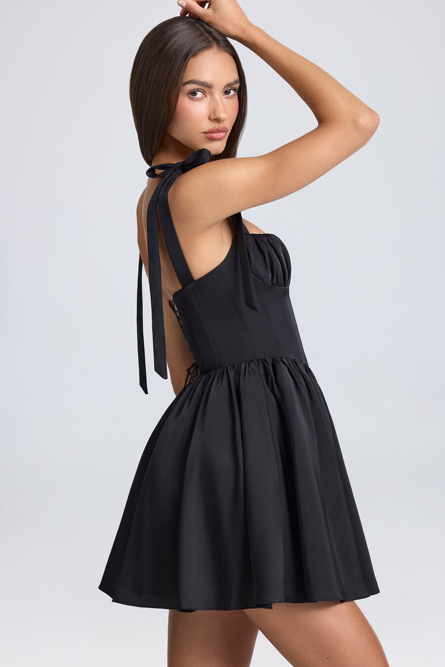vestido curto com corpete drapeado na cor preta.