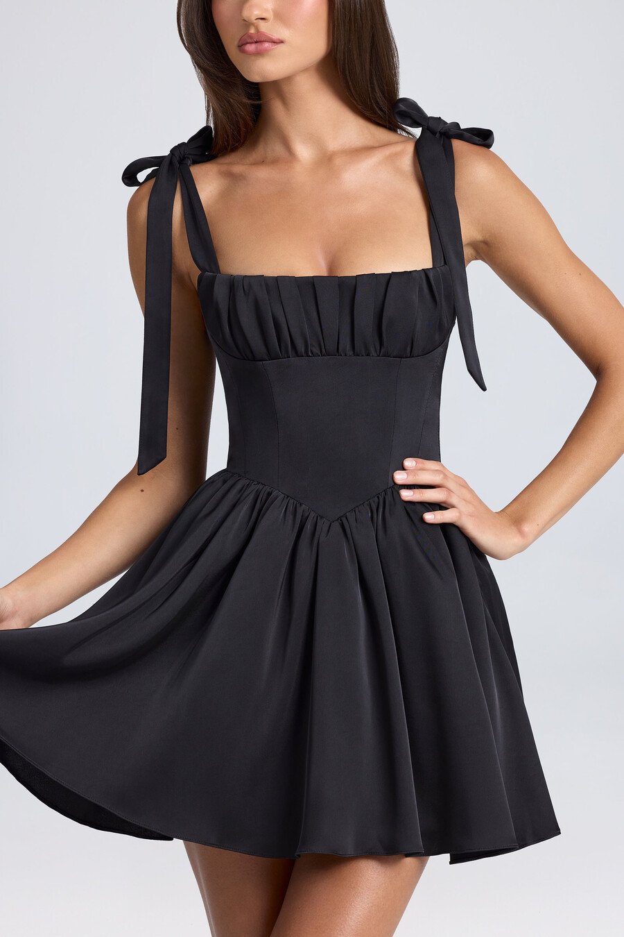 vestido curto com corpete drapeado na cor preta.