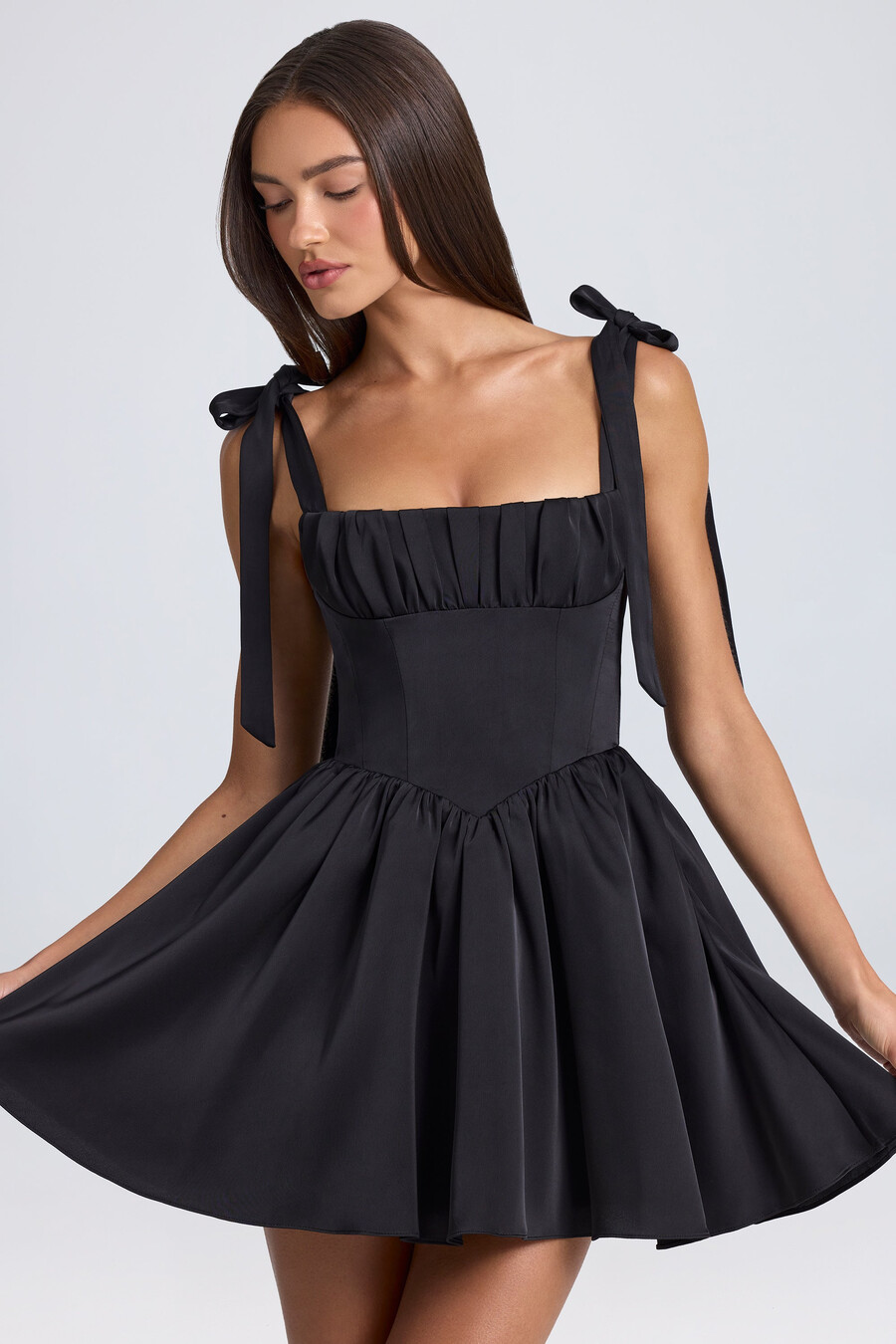 vestido curto com corpete drapeado na cor preta.