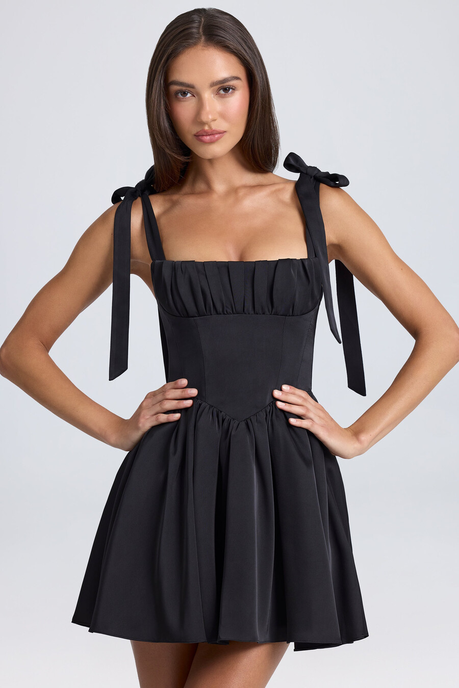 vestido curto com corpete drapeado na cor preta.