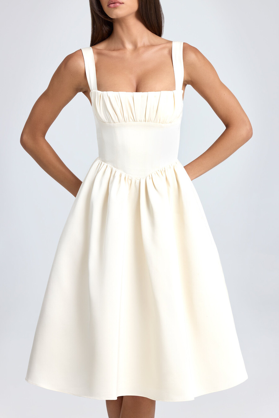 vestido midi com corpete drapeado na cor marfim