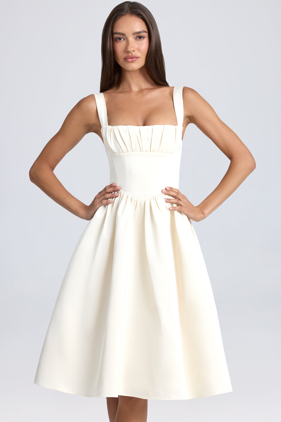 vestido midi com corpete drapeado na cor marfim