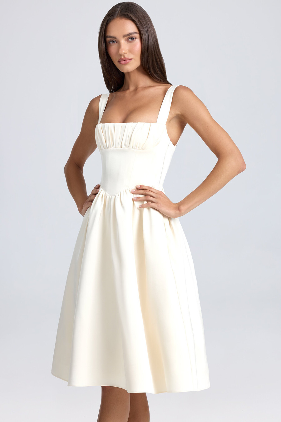 vestido midi com corpete drapeado na cor marfim