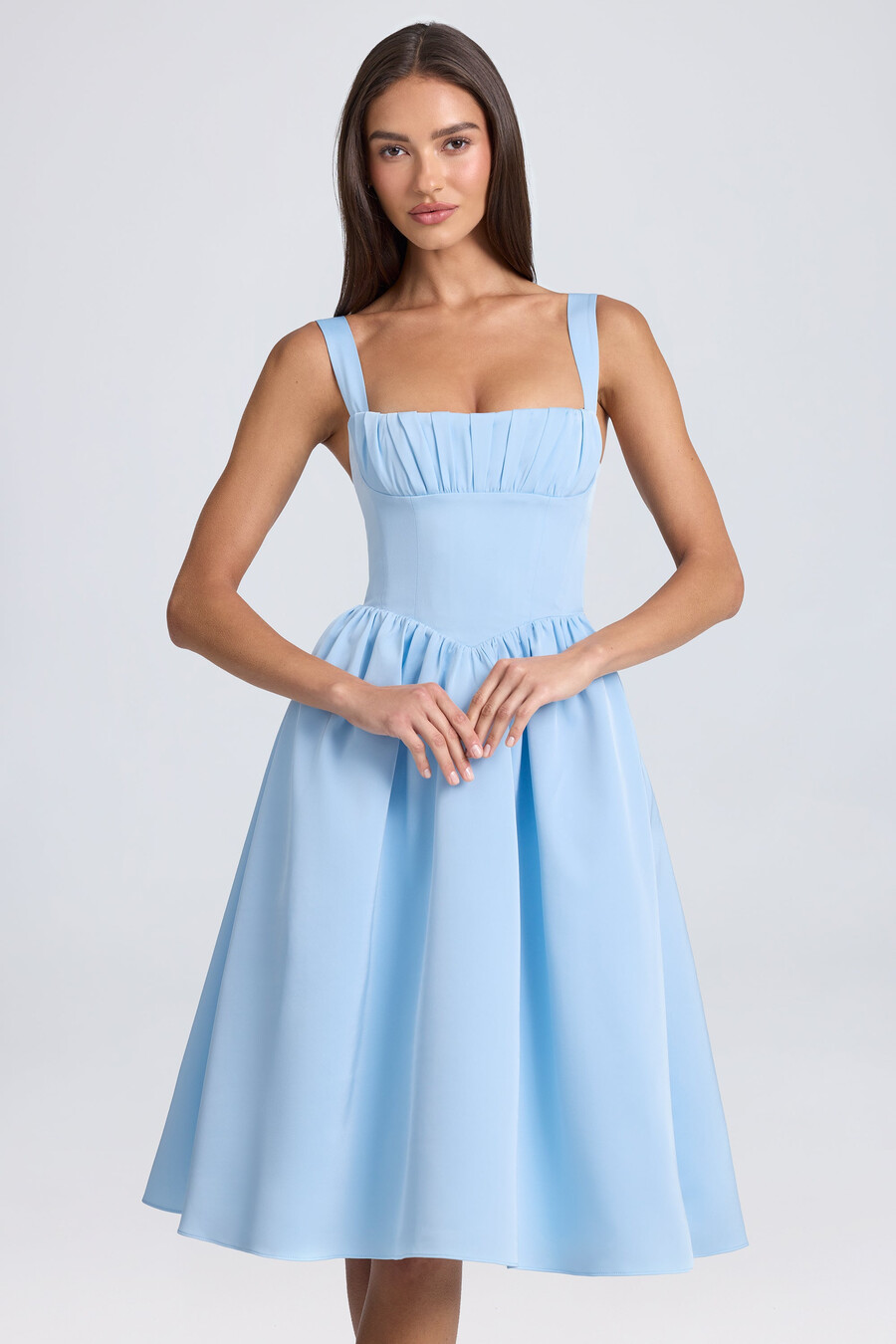 vestido midi com corpete drapeado em azul claro