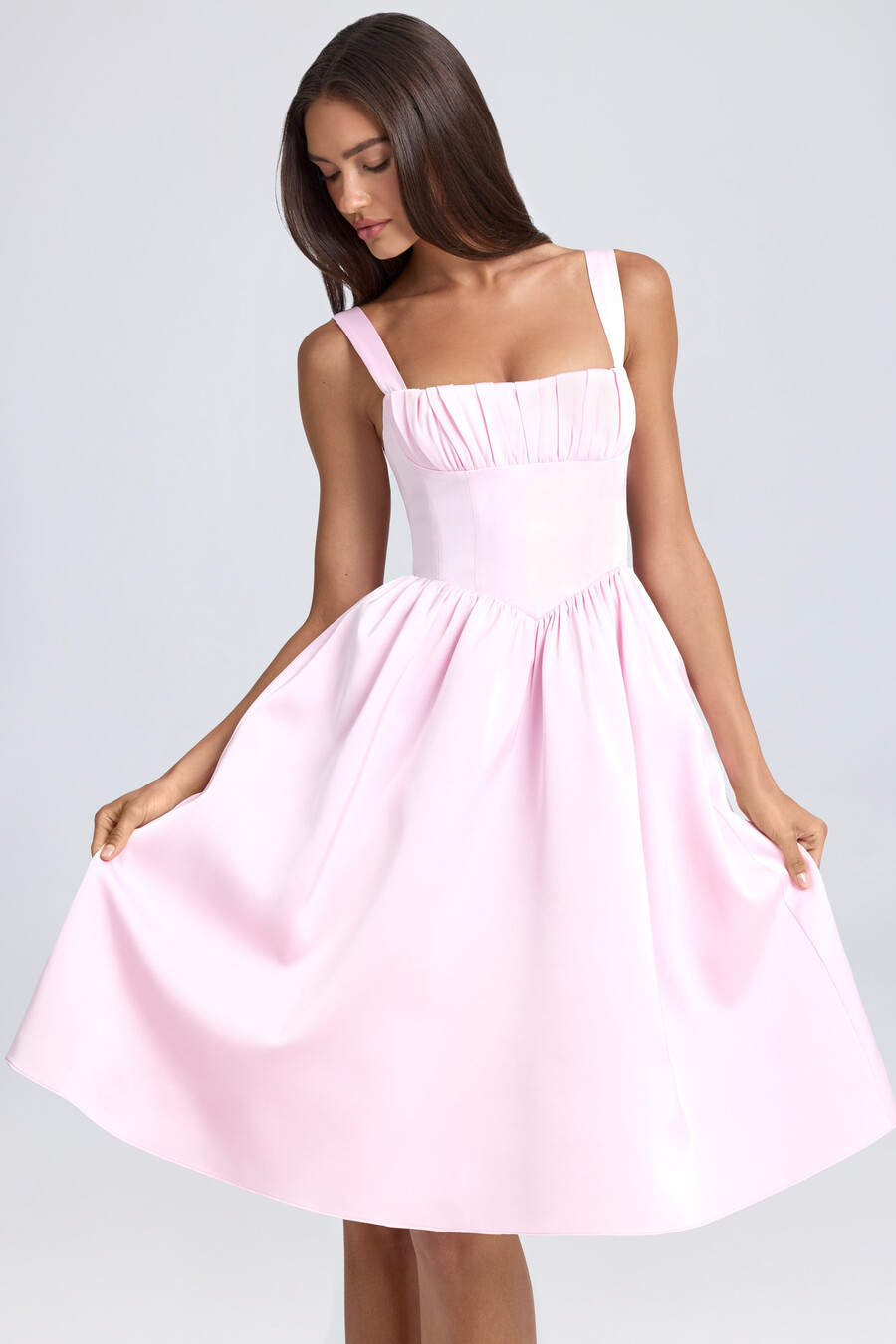 vestido midi com corpete drapeado na cor blush.