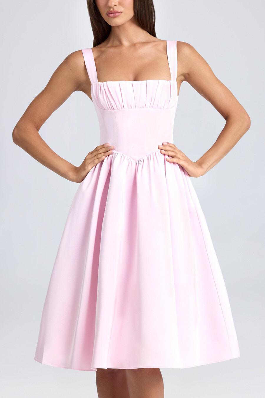 vestido midi com corpete drapeado na cor blush.