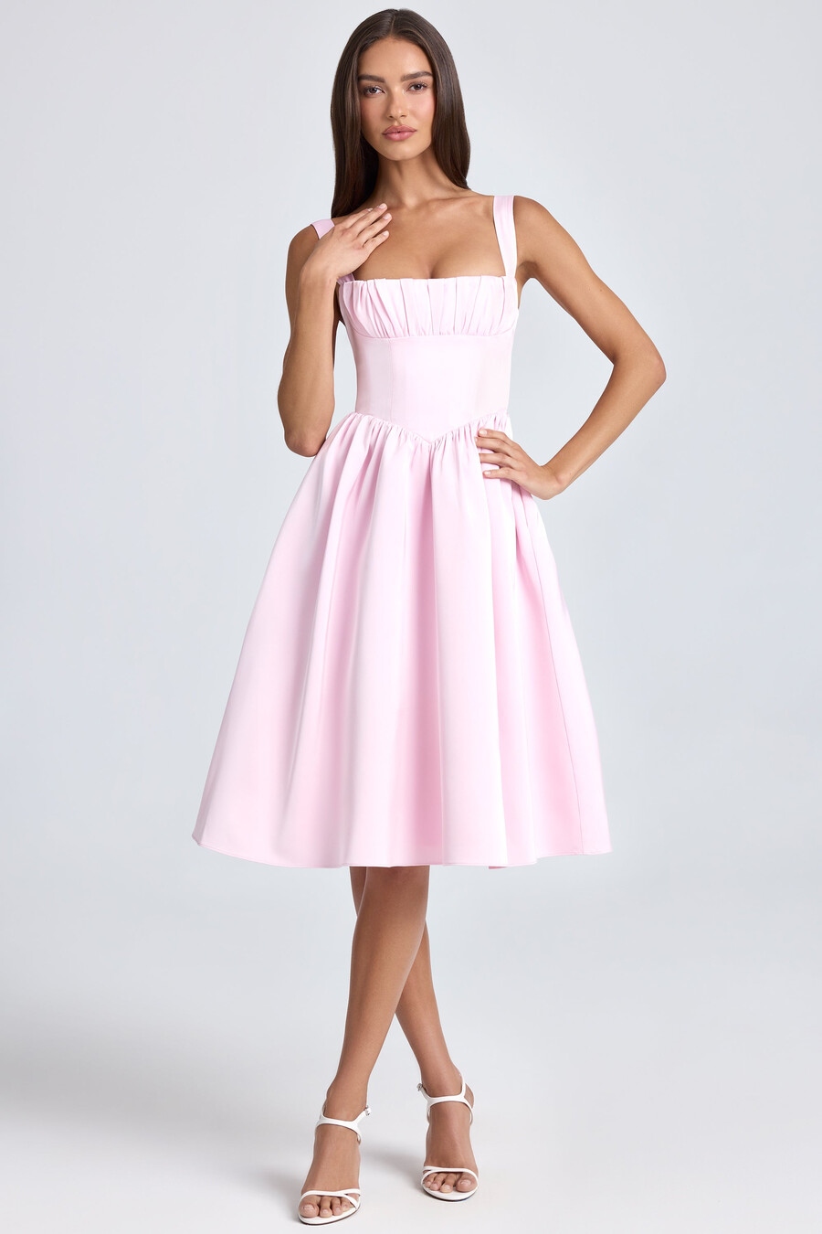 vestido midi com corpete drapeado na cor blush.