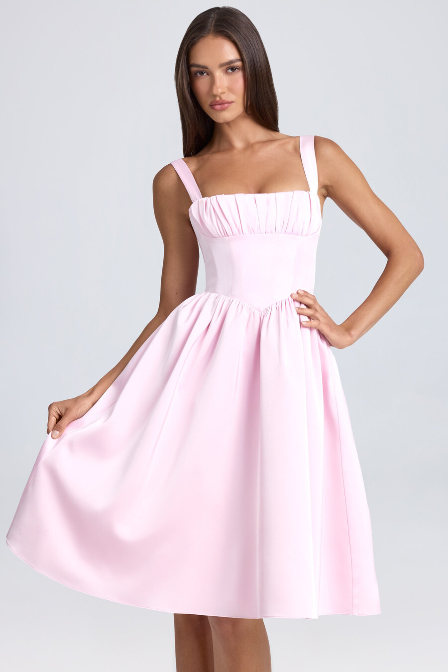 vestido midi com corpete drapeado na cor blush.