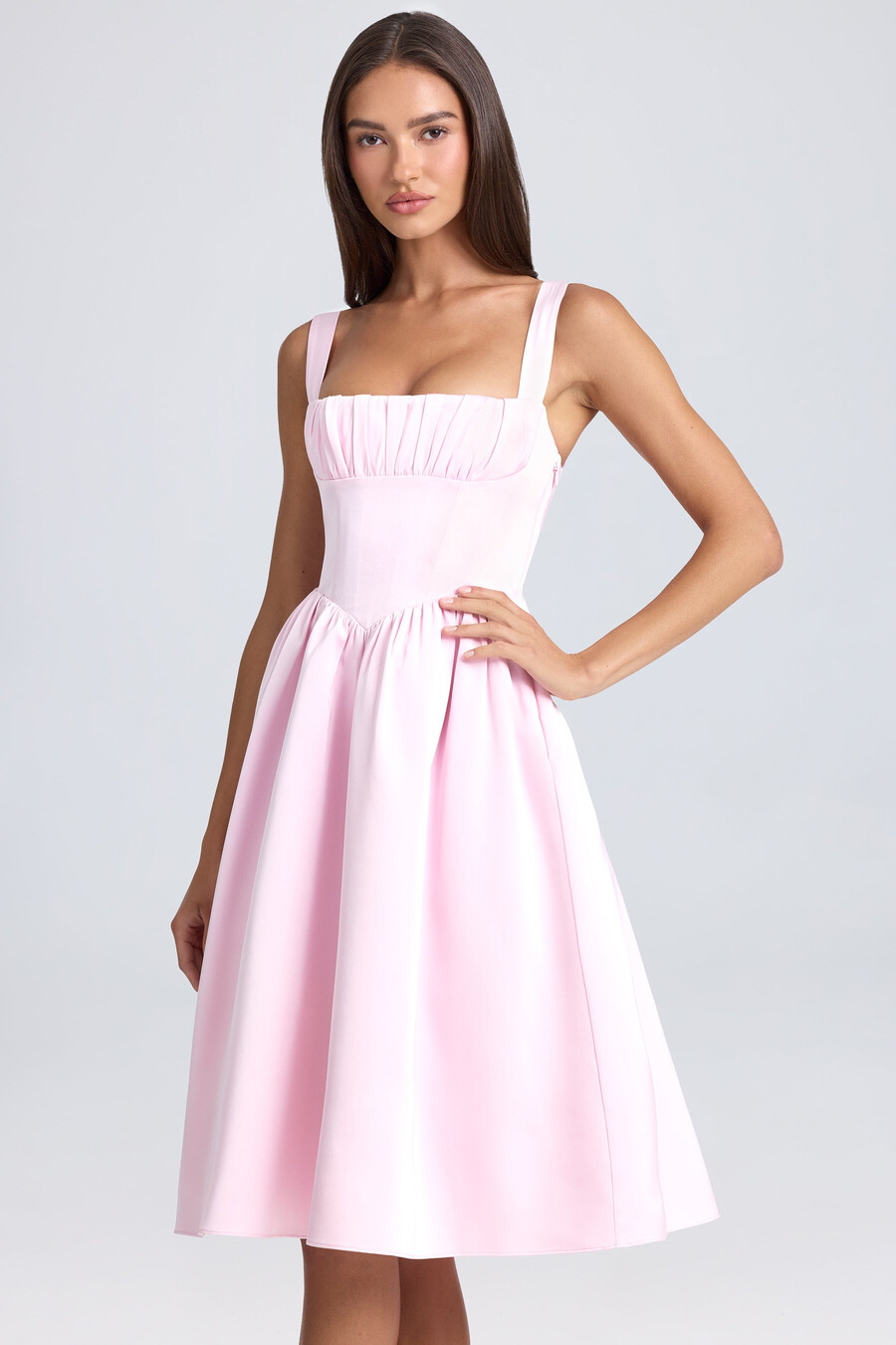 vestido midi com corpete drapeado na cor blush.