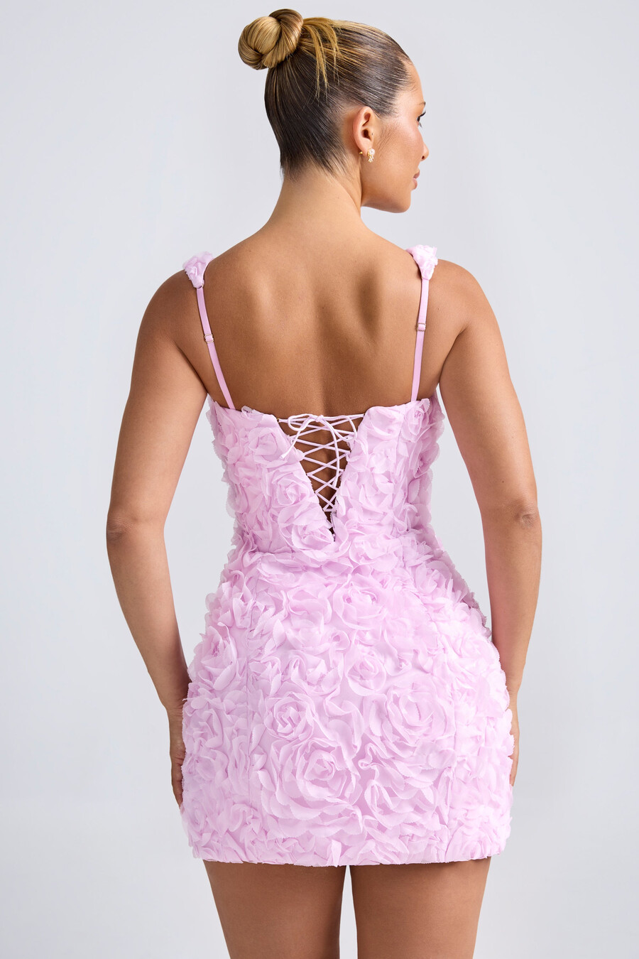 vestido curto corset com apliques florais na cor lilás