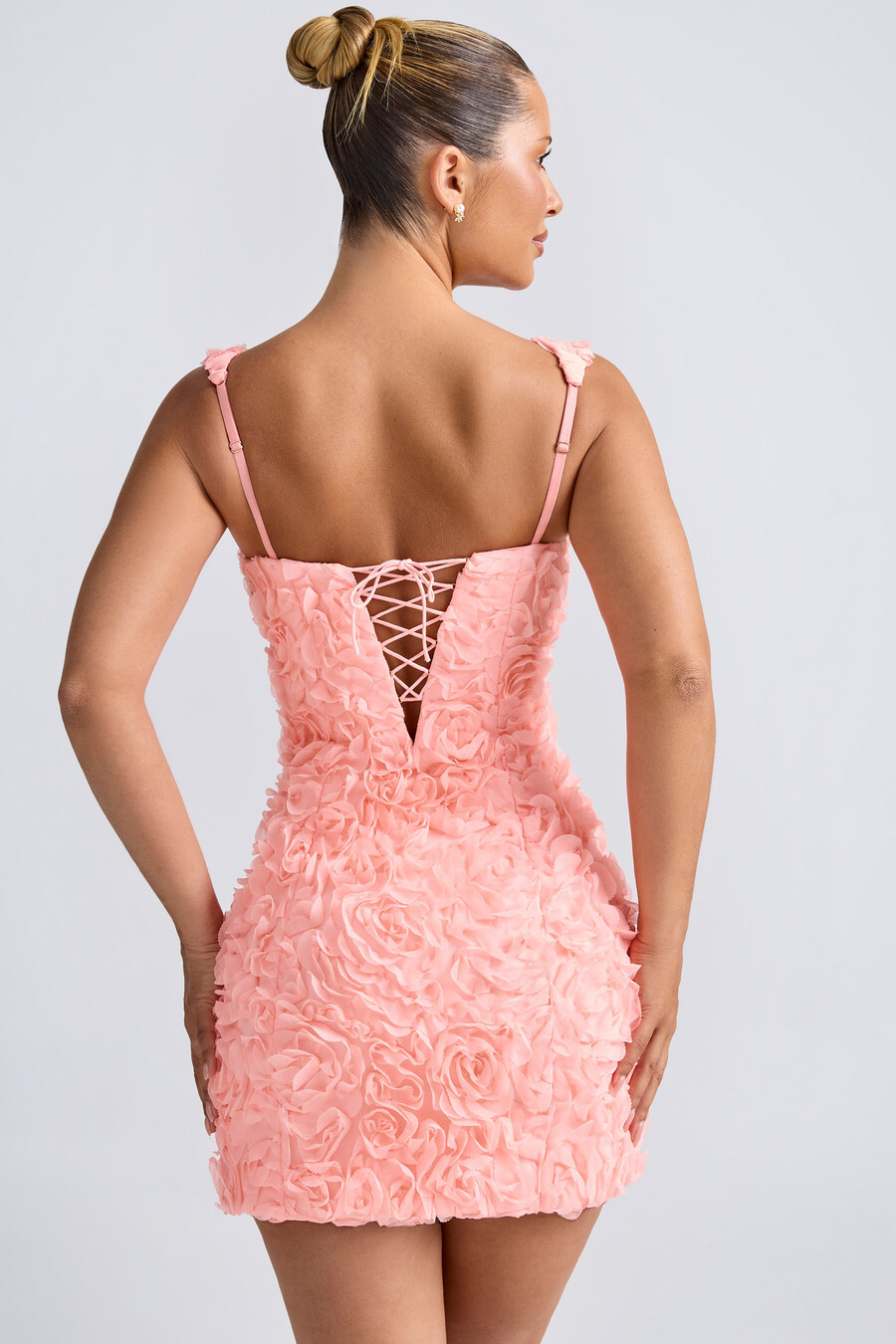 vestido curto corset com apliques florais na cor coral.