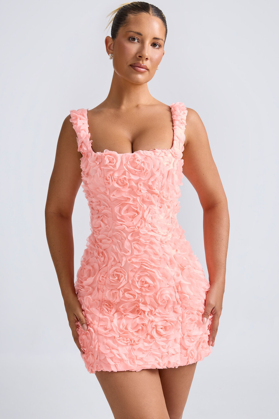 vestido curto corset com apliques florais na cor coral.