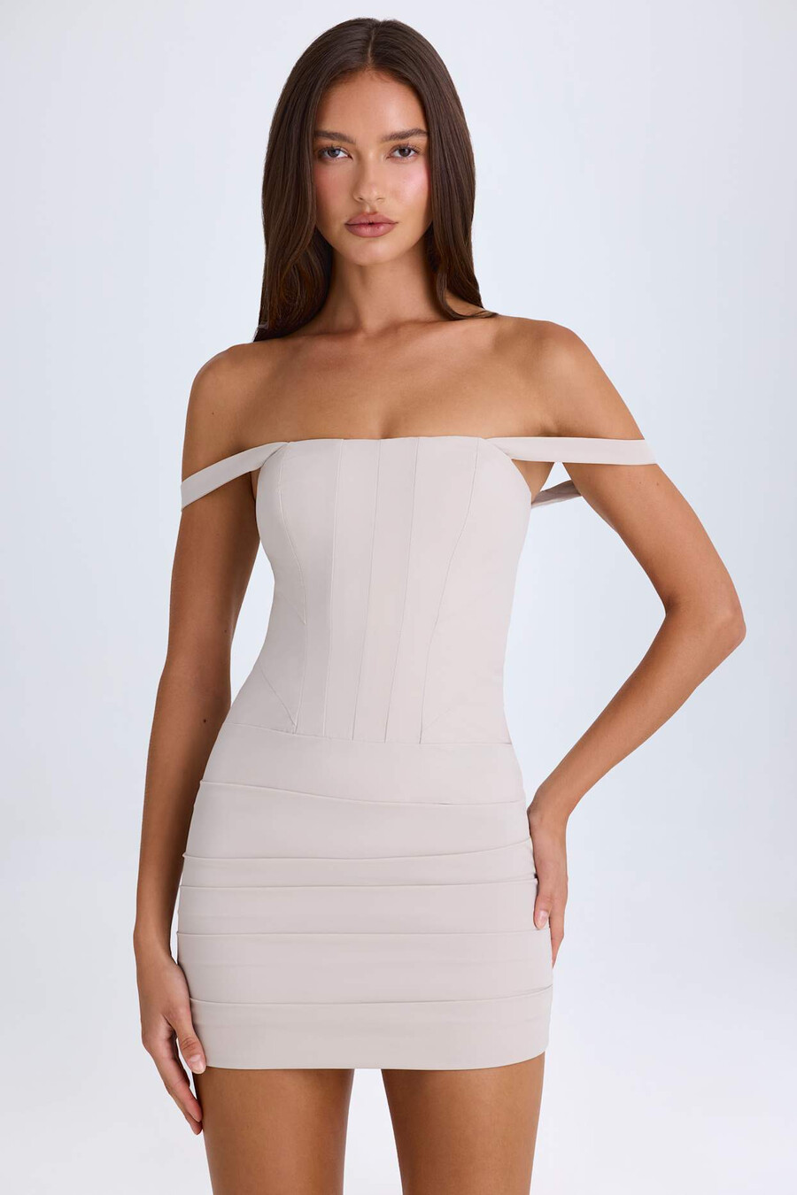 vestido curto corset ombro a ombro na cor taupe