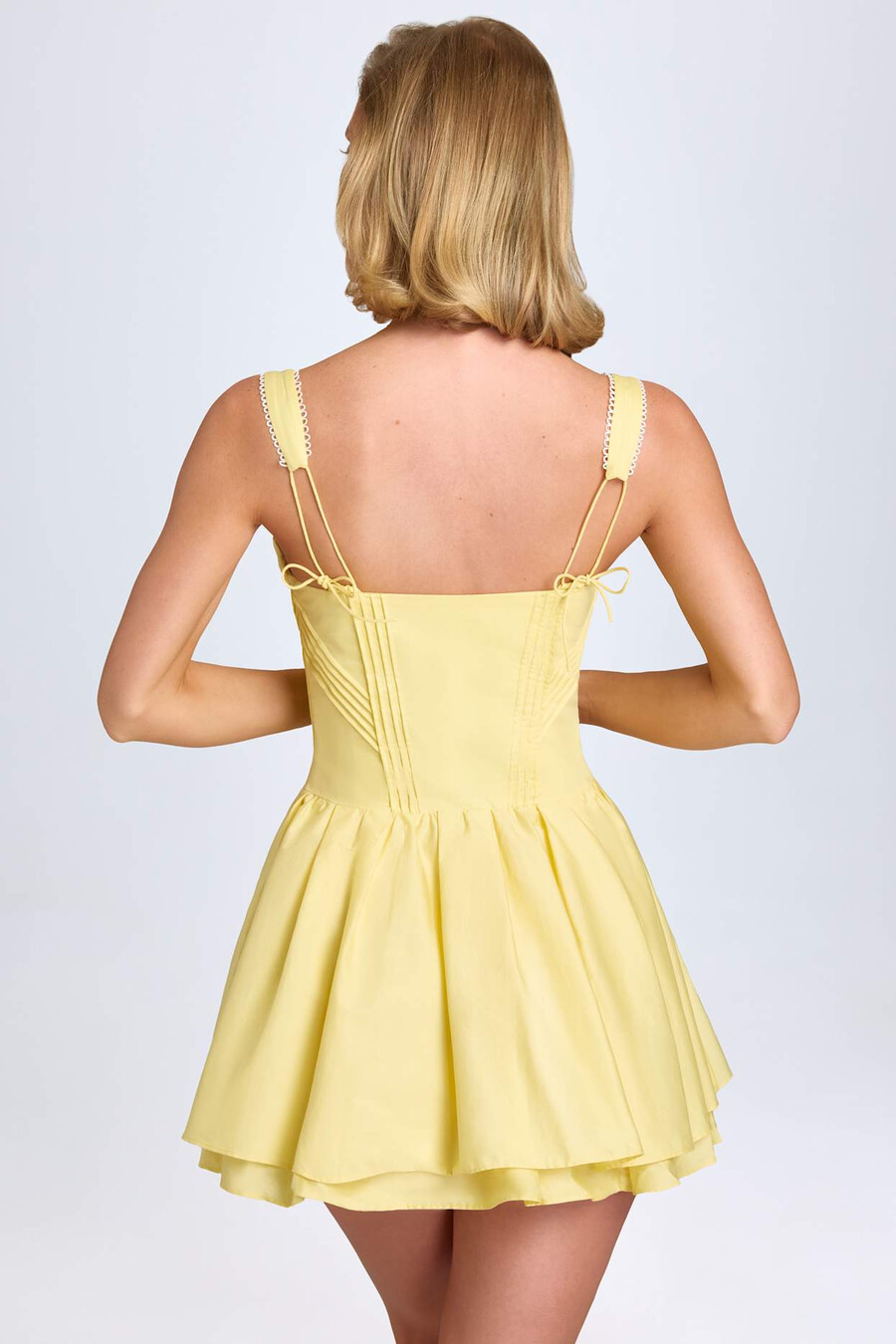 vestido curto corset com pregas e amarração nas costas em amarelo pastel