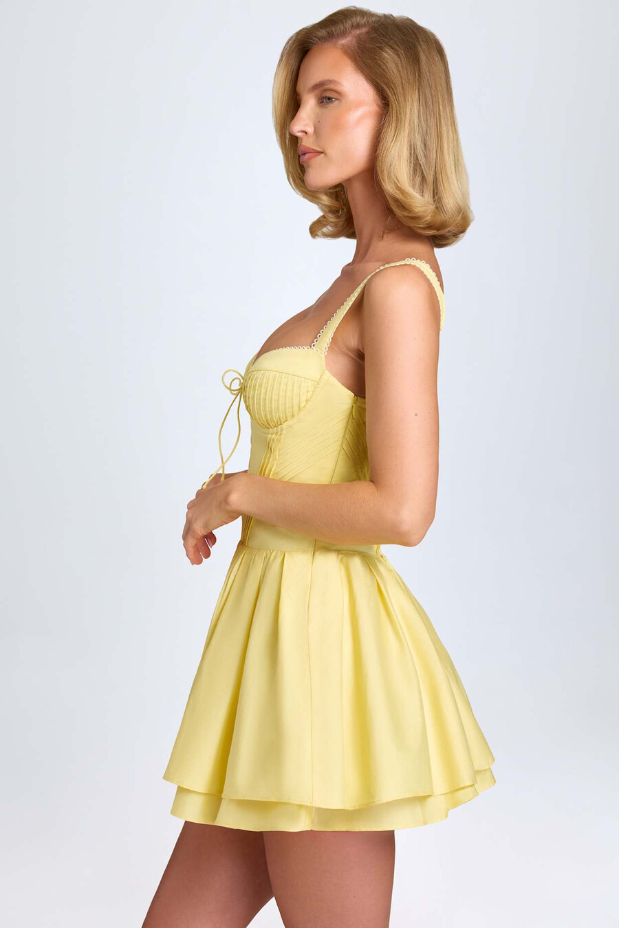 vestido curto corset com pregas e amarração nas costas em amarelo pastel