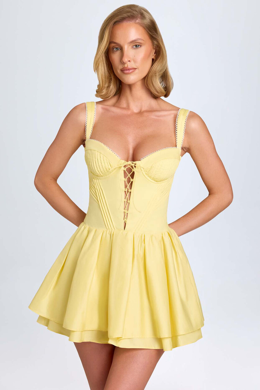 vestido curto corset com pregas e amarração nas costas em amarelo pastel