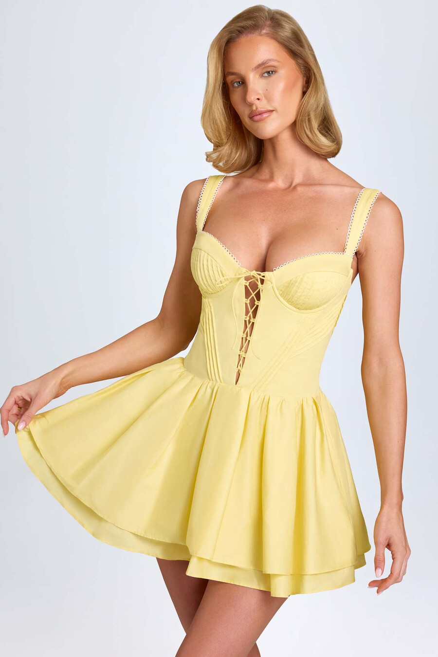 vestido curto corset com pregas e amarração nas costas em amarelo pastel