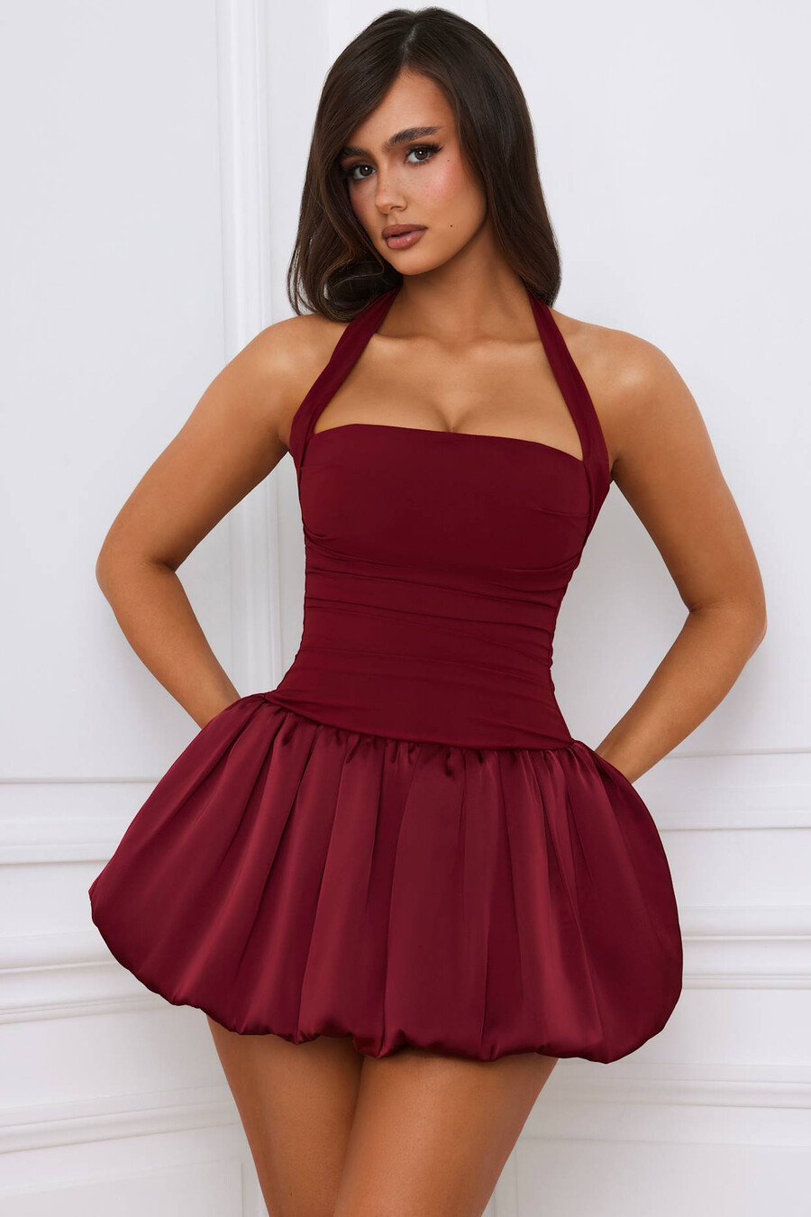vestido micro mini com corpete amarração nas costas e barra balonê na cor vermelho framboesa.