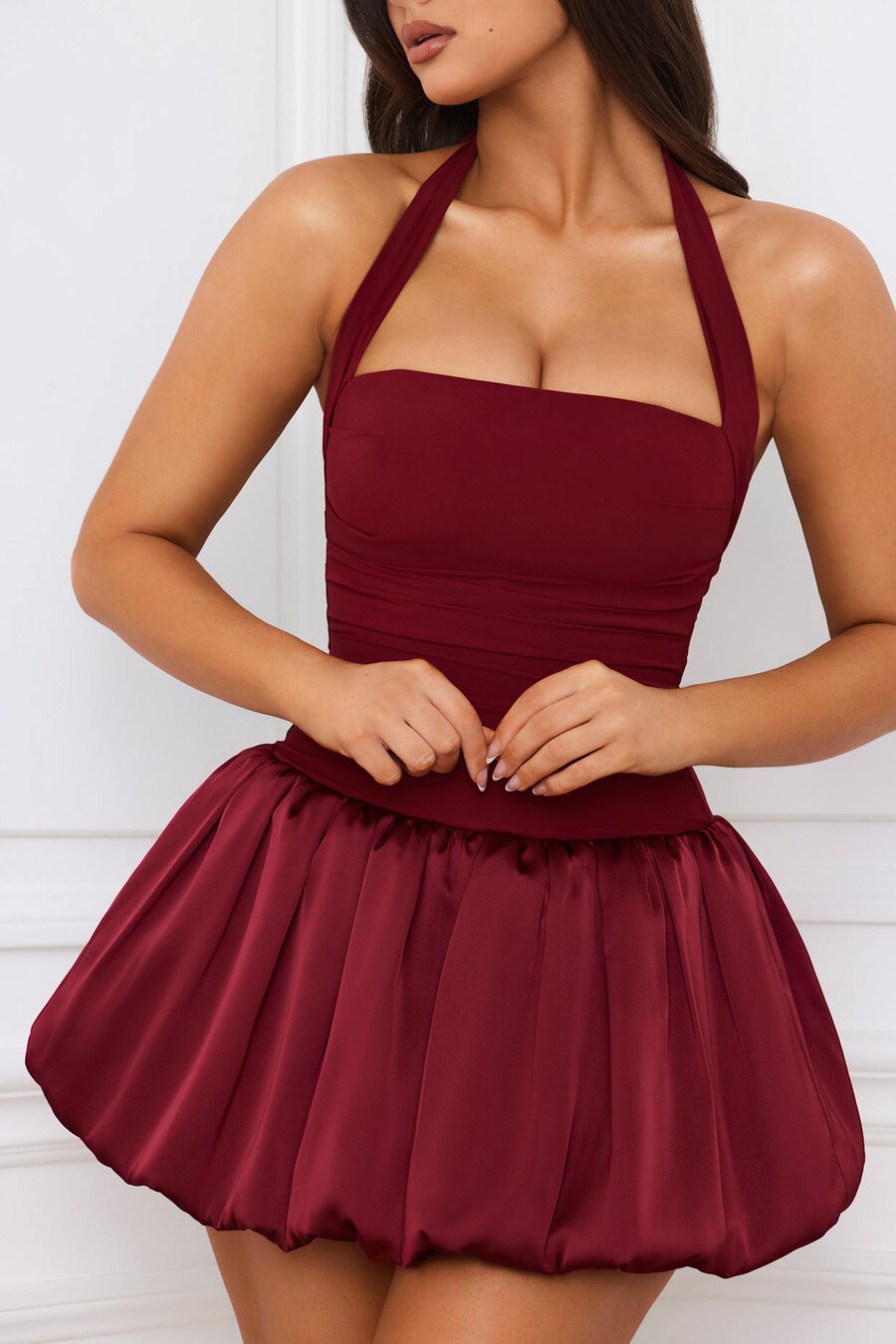 vestido micro mini com corpete amarração nas costas e barra balonê na cor vermelho framboesa.