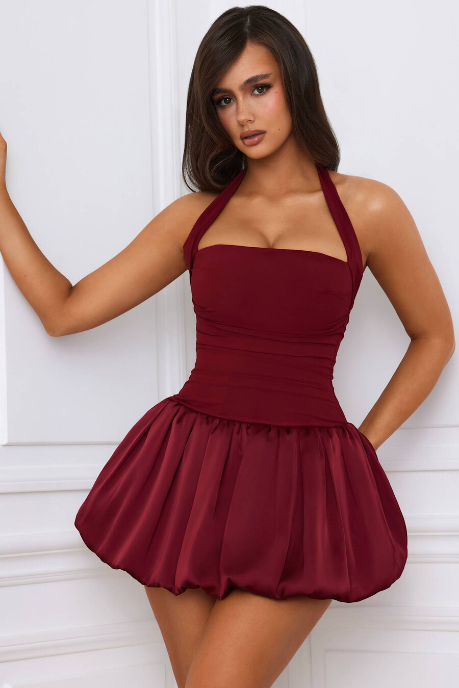 vestido micro mini com corpete amarração nas costas e barra balonê na cor vermelho framboesa.