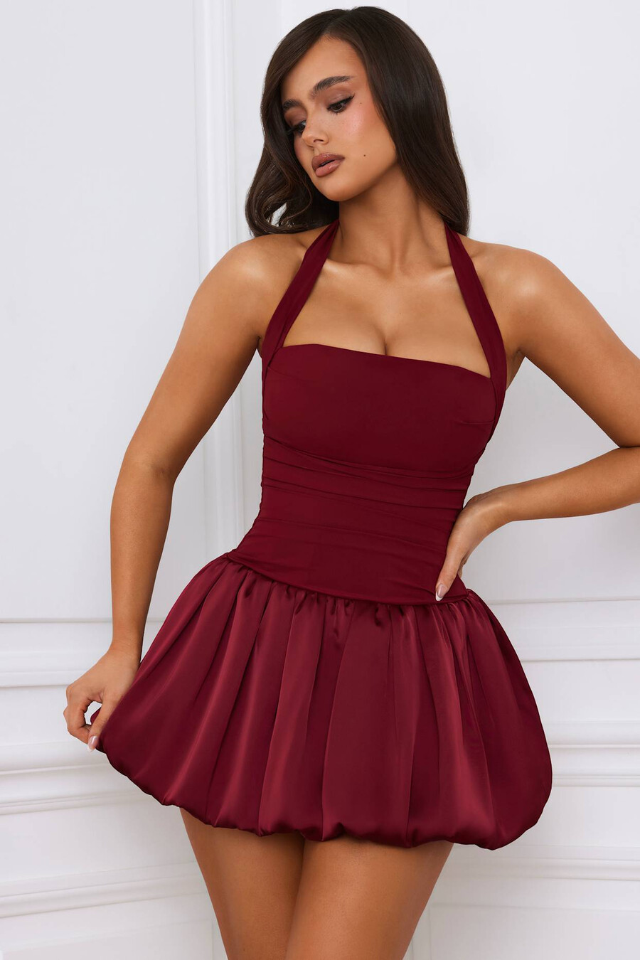 vestido micro mini com corpete amarração nas costas e barra balonê na cor vermelho framboesa.