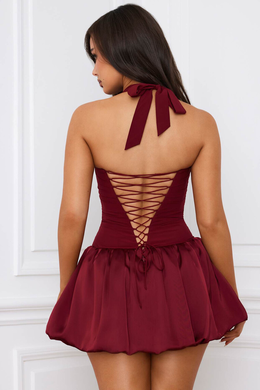 vestido micro mini com corpete amarração nas costas e barra balonê na cor vermelho framboesa.