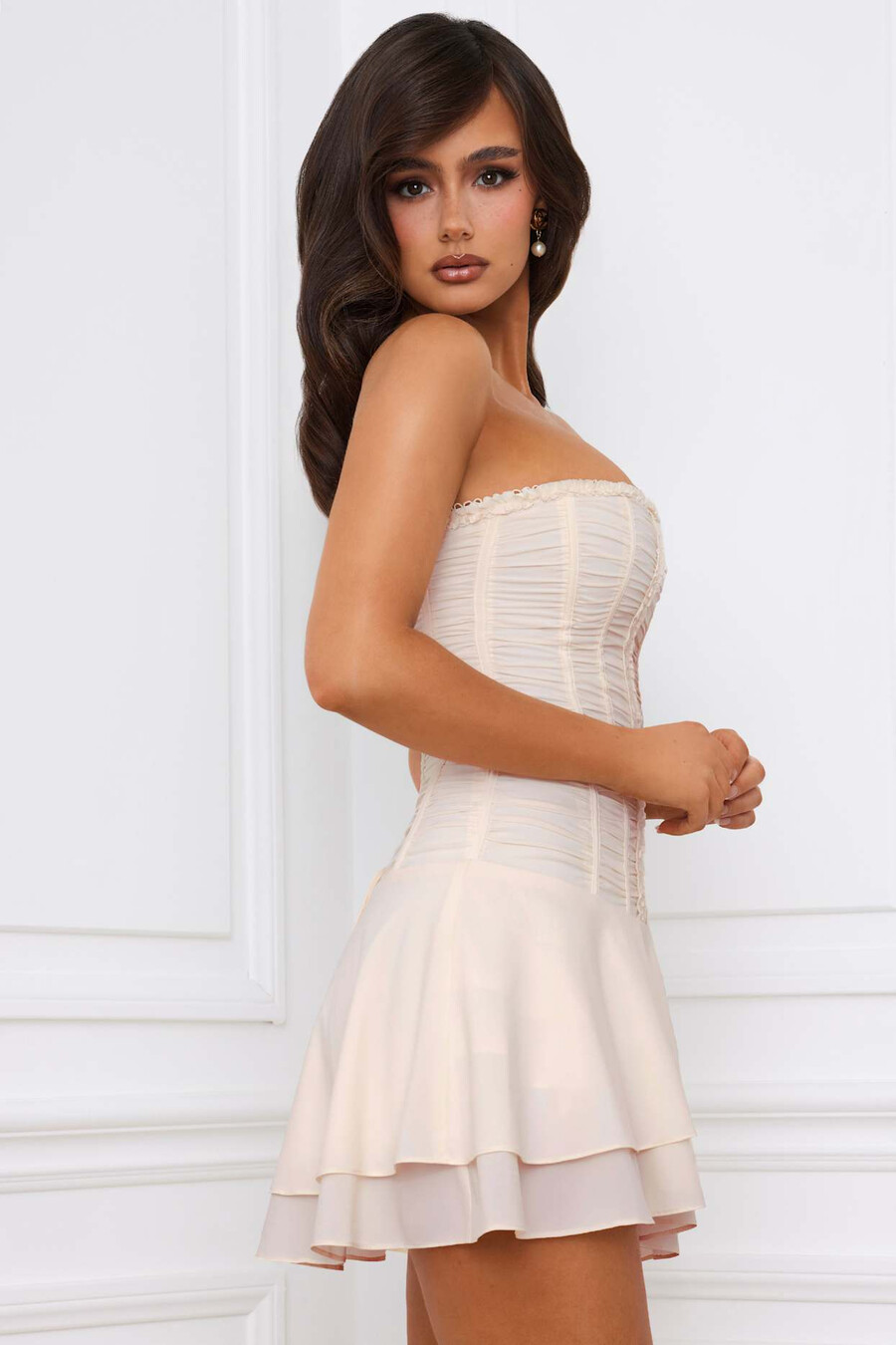 vestido curto estilo corset com amarração nas costas em tom marfim