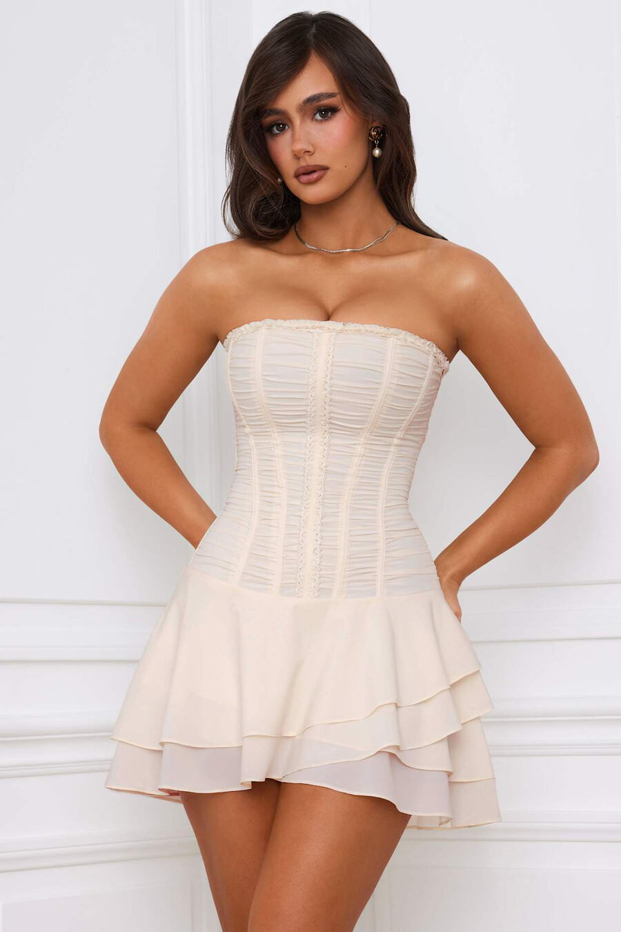vestido curto estilo corset com amarração nas costas em tom marfim