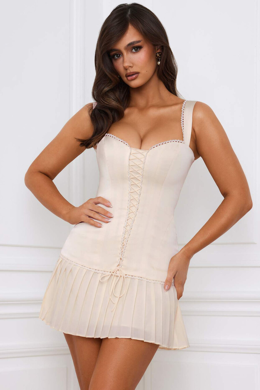 vestido curto estilo corset com detalhe de laço e amarração nas costas na cor marfim.