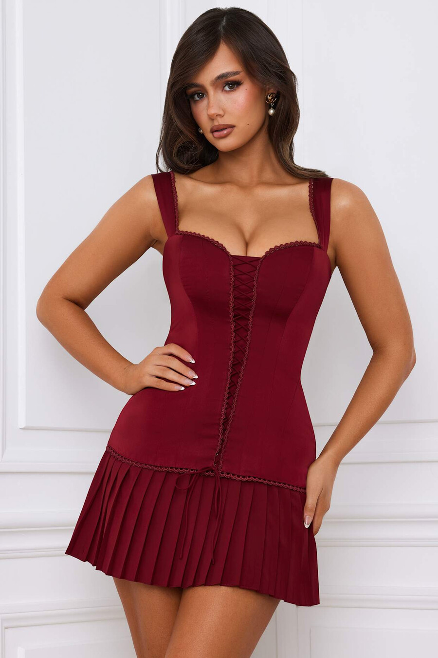 vestido curto corset com detalhe de laço e amarração nas costas em vermelho framboesa