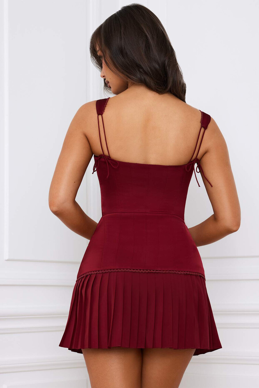 vestido curto corset com detalhe de laço e amarração nas costas em vermelho framboesa