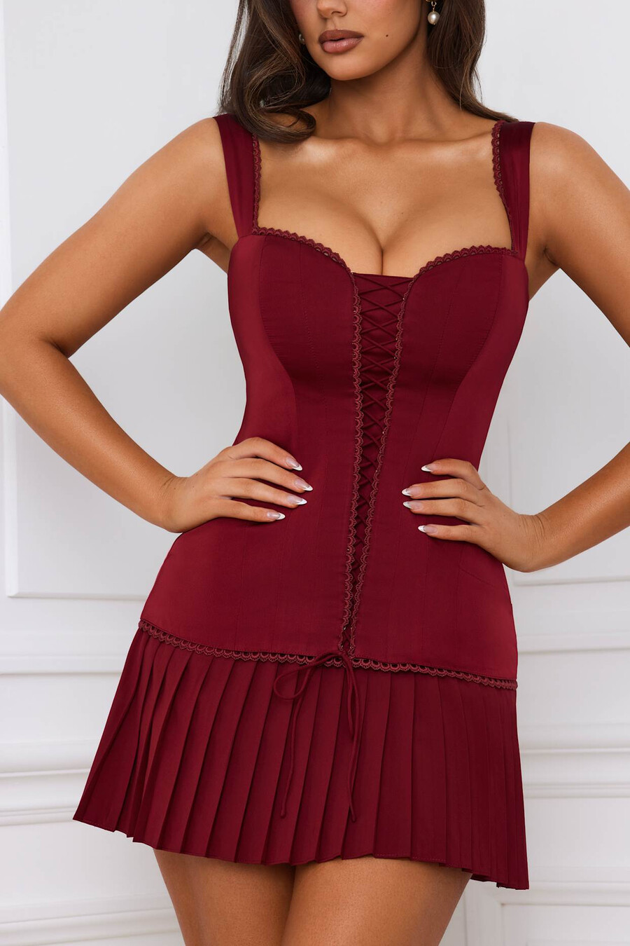 vestido curto corset com detalhe de laço e amarração nas costas em vermelho framboesa