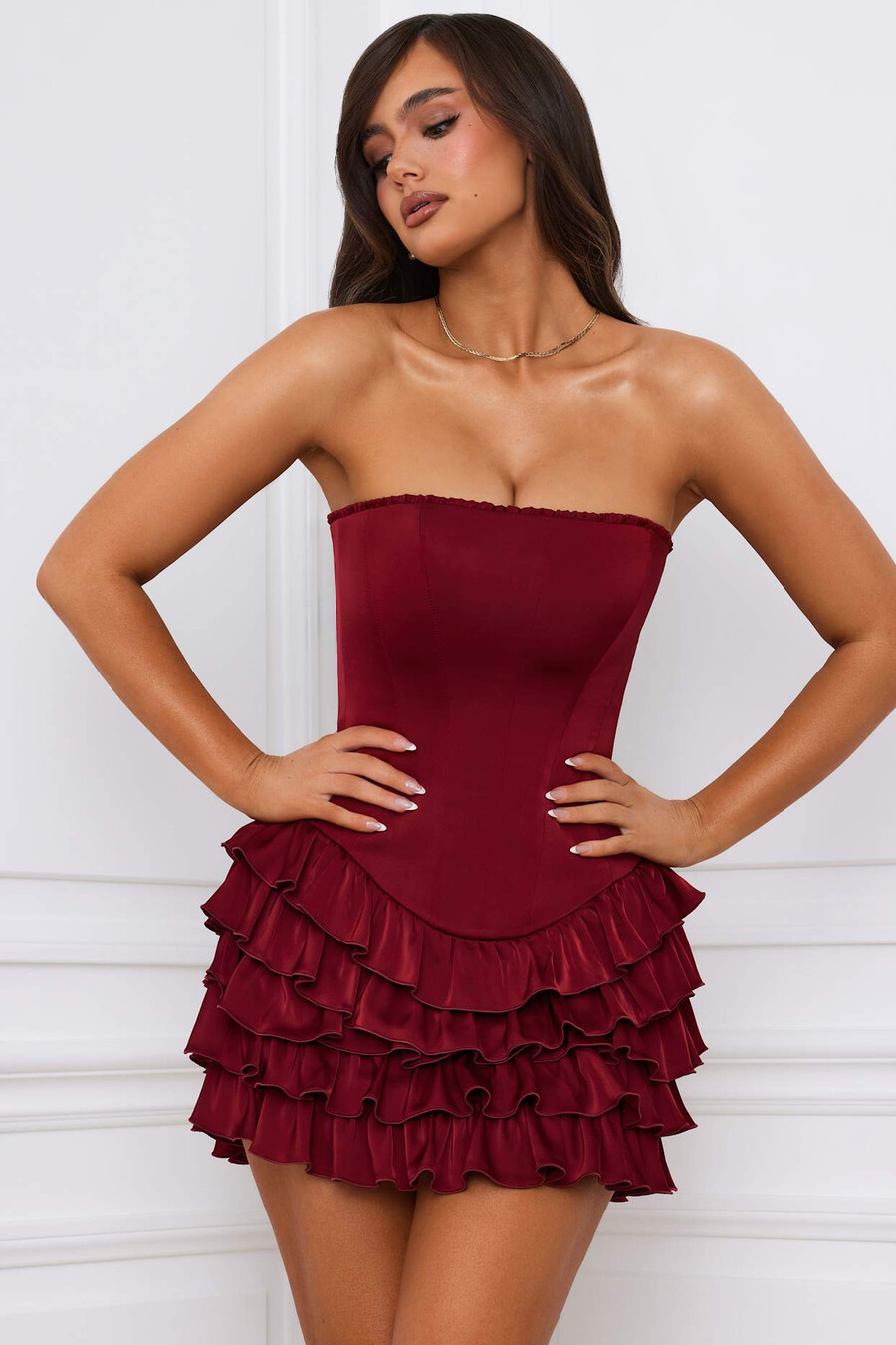 vestido curto bandeau com espartilho em camadas e babados na cor vermelho framboesa