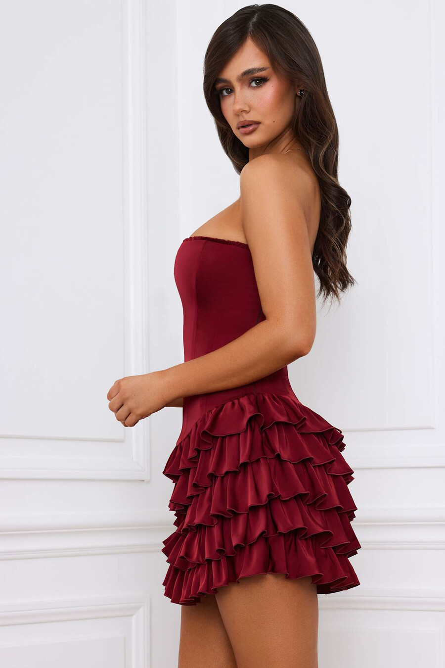 vestido curto bandeau com espartilho em camadas e babados na cor vermelho framboesa