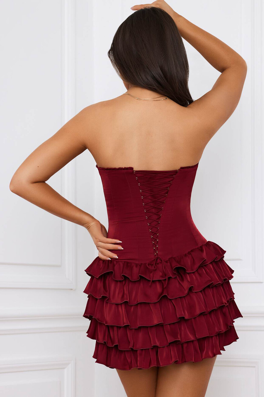 vestido curto bandeau com espartilho em camadas e babados na cor vermelho framboesa