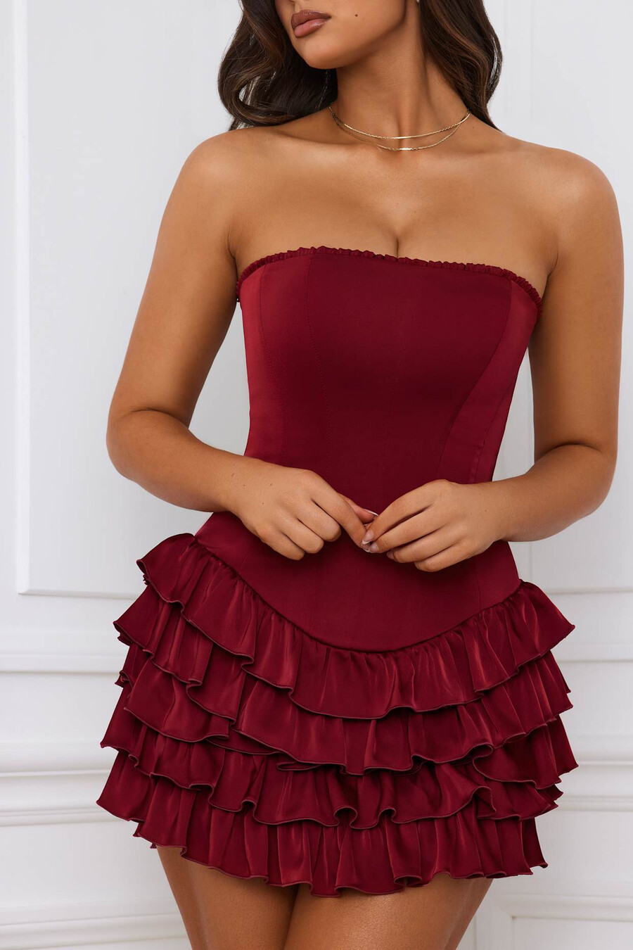 vestido curto bandeau com espartilho em camadas e babados na cor vermelho framboesa