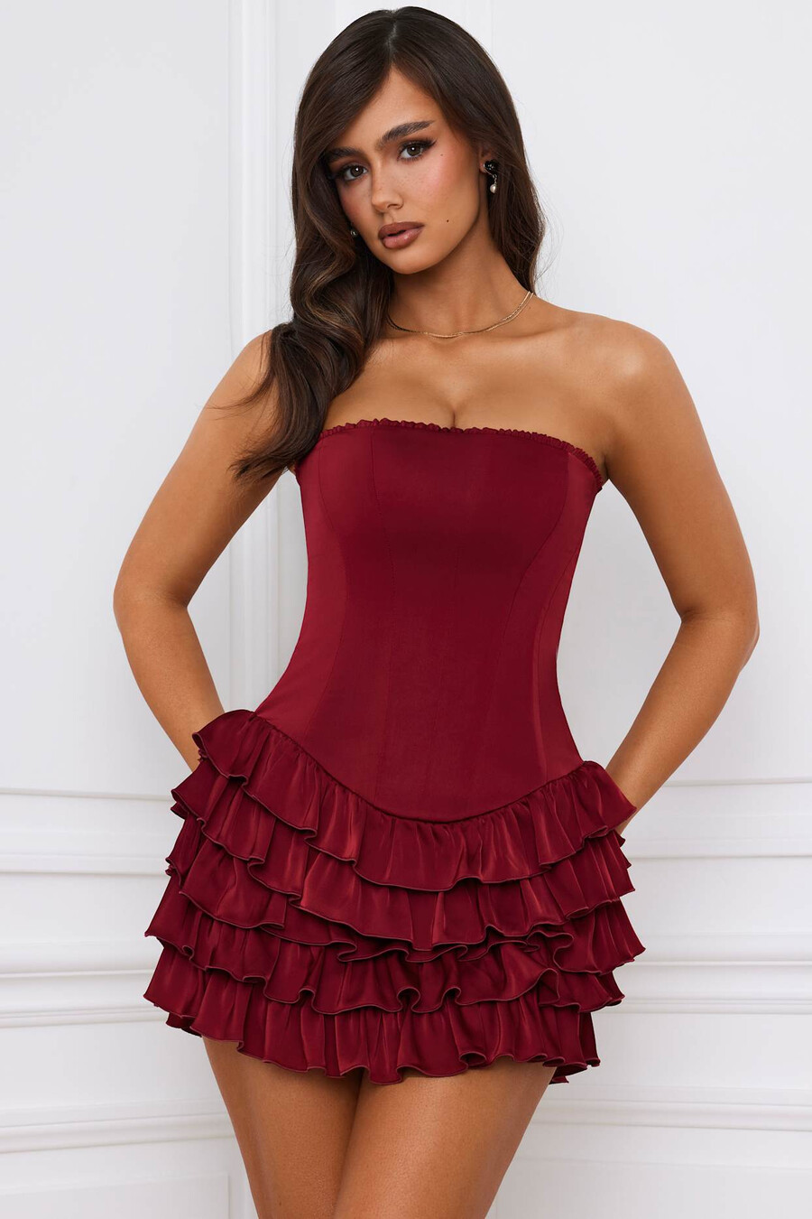 vestido curto bandeau com espartilho em camadas e babados na cor vermelho framboesa